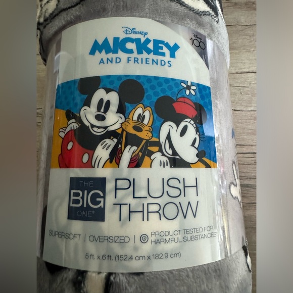 Disney Mickey & Friends Oversized Plush Throw Blanket - Picture 2 of 9
